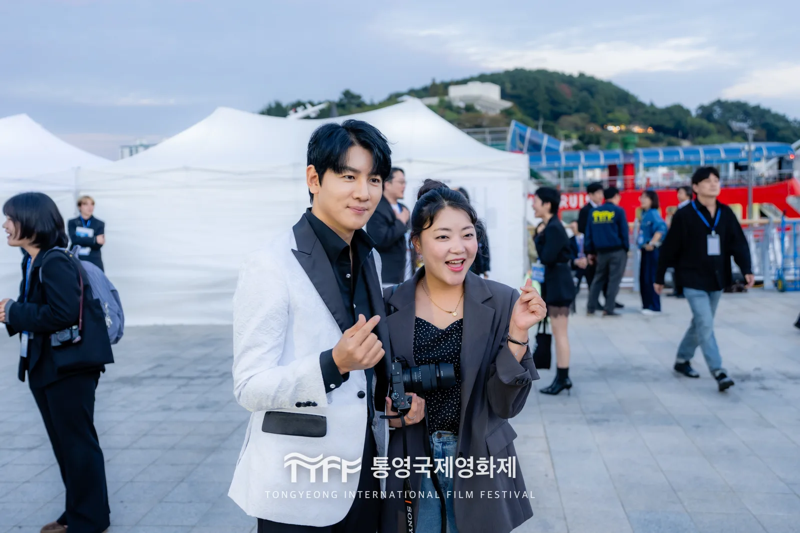 개막식 레드카펫의 게스트들